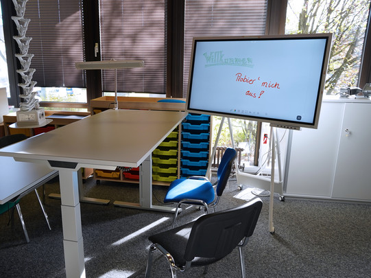 Flipchart im Raum E1 hinter einem Tisch, es wurde darauf per Hand geschrieben