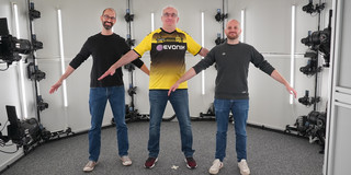 Prof. Dr. Mario Botsch, Rektor Prof. Dr. Manfred Bayer und Stephan Wenninger innerhalb des Personenscanners
