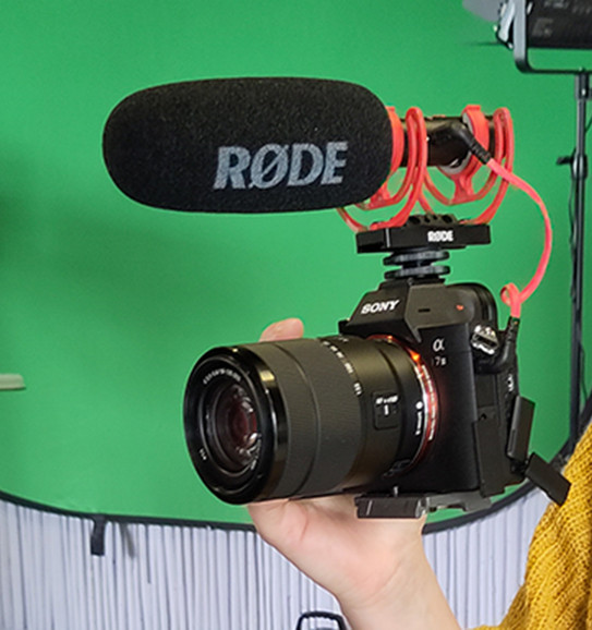 Rode Videomic angeschraubt auf einer Sony Kamera