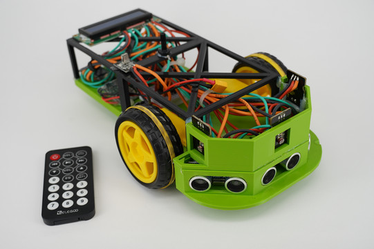 Foto von einem Beispielprojekt zur Robotik. Dargestellt ist ein Fahrzeug, welches mit verschiedenen Sensoren ausgestattet ist.