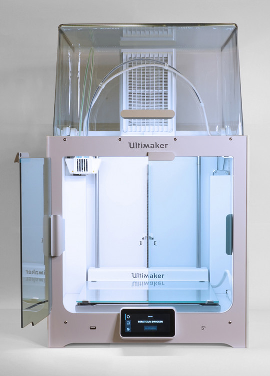 Foto der Frontansicht eines 3D-Druckers. Typ: Ultimaker 2+ connect
