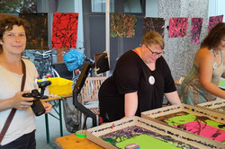 Mitarbeiterinnen hinter dem Stand auf dem Sommerfest