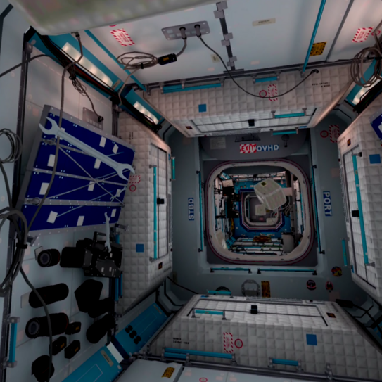 Screenshot aus der Anwendung. Zu sehen ist ein Gang im Inneren der ISS. Im Sichtfeld fliegen Gegenstände in der Schwerelosigkeit.