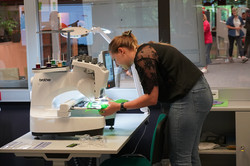 weibliche studentische Hilfskraft an der Stickmaschine