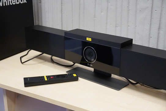 Polycom mit Fernbedienung auf einem Tisch