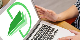 Links ein Laptop mit groß dem Decker-Logo im Bildschirm, rechts Hände, die den Laptop berühren und andeutungsweise etwas tippen.