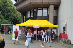 Der Stand von weitem auf dem Sommerfest