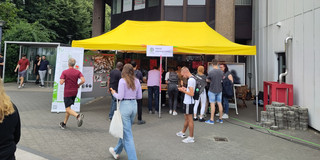 Der Stand von weitem auf dem Sommerfest