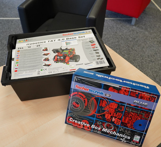 Konstruktionsbox Fishertechnik unausgepackt auf einem Tisch liegend