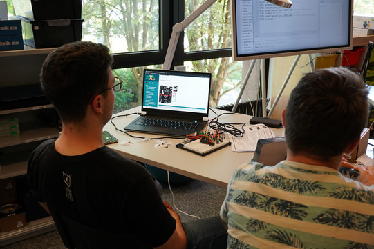 Foto vom Robotik-Thementag. Dargestellt sind Studierende bei der Arbeit mit einem Einplatinencomputer