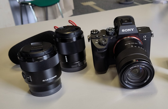 Sony Kamera mit zwei Objektiven einzeln und einem an der Kamera