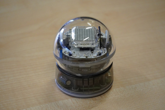 Spherobolt Roboter in Nahaufnahme. Stehend auf einem Tisch.