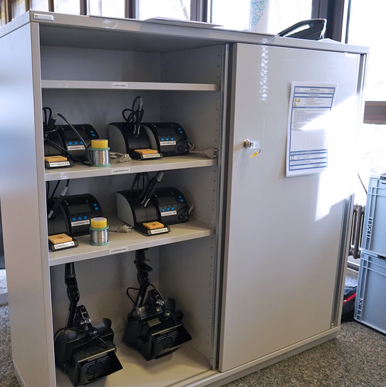 Foto des geöffneten Sideboards mit Lötstationen und Zubehör