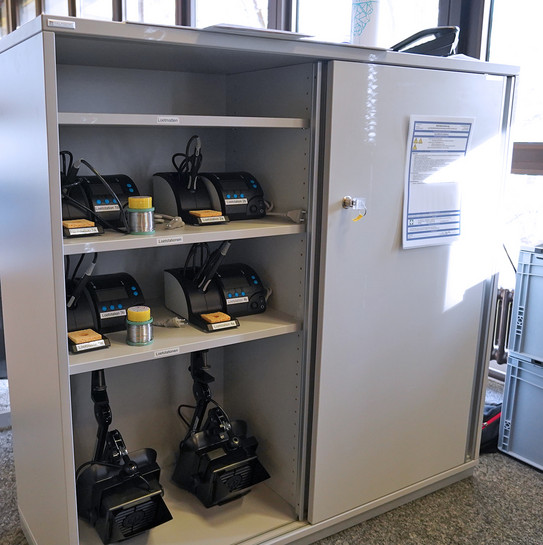 Foto des geöffneten Sideboards mit Lötstationen und Zubehör