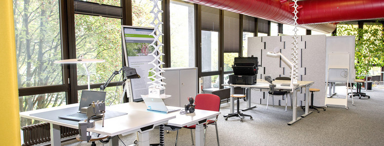 Foto von zwei Arbeitsplätzen im HyLeC-Raum
