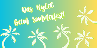 Farbverlauf von blau zu gelb im Hintergrund. Darauf weiße Piktogramme von Palmen. Darüber weißer Schriftzug 'Das HyLeC beim Sommerfest'.