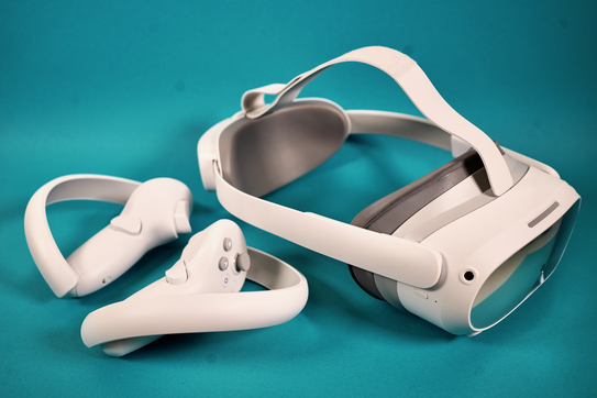 Produktfoto der Pico 3-Brille. Links daneben liegen die beiden Controller