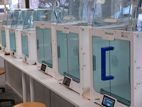 Mehrere 3D Drucker in einer Reihe.