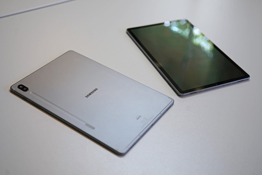 Zwei Samsung Tablets auf einem Tisch, eins von der Vorderseite, eins von der Rückseite
