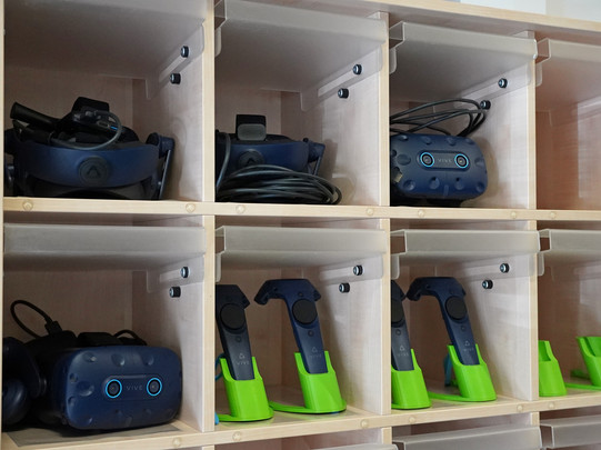 VR Schrank, 4 Fächer mit VR Brillen, 2 Fächer mit Controllern und ein Fach mit Controllerhalterung