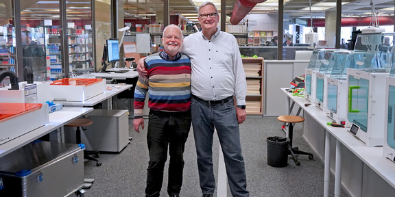 Hans Decker und Daniel Karrenberg vor den 3D-Druckern im HyLeC