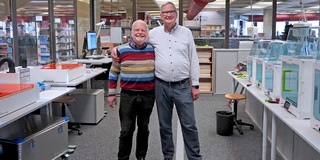Hans Decker und Daniel Karrenberg vor den 3D-Druckern im HyLeC