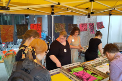 Mitarbeiterinnen und Publikum am Stand beim Sommerfest