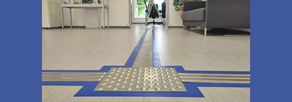 bodennah aufgenommenes Foto des Leitsystems im HyLeC mit Blick auf das Büro