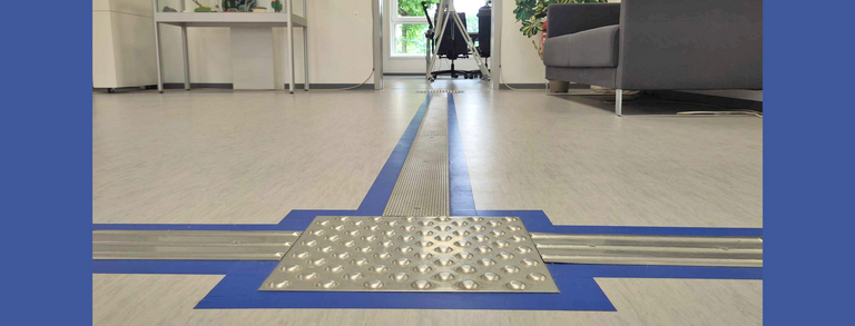 bodennah aufgenommenes Foto des Leitsystems im HyLeC mit Blick auf das Büro