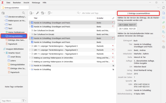 Screenshot vom Programm Zotero. Weißer Hintergrund, ganz oben Werkzeugleiste. Darunter drei Programmspalten. In erster Spalte links stehen untereinander aufgelistet Sammlungen. Darunter Funktionen. Zweite Funktion 'Eintragsdubletten blau hinterlegt, da ausgewählt und rot eingerahmt. In mittlerer Spalte stehen untereinander aufgelistet alle Eintragsdubletten. Eine Dublette ist ausgewählt. In dritter Spalte rechts stehen Metadaten der Dublette. Button ganz oben '2 Einträge zusammenführen' ist rot eingerahmt.