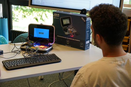 Foto vom Robotik-Thementag. Dargestellt sind Studierende bei der Arbeit mit dem Joy-IT Education Set