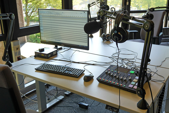 Tisch mit dem kompletten Podcast-Equipment
