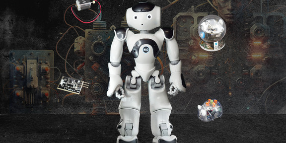 Humanoider Roboter im Mittelpunkt, drumherum angeordnet zwei kleine rundliche Roboter und Elektronikschalter