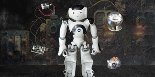 Humanoider Roboter im Mittelpunkt, drumherum angeordnet zwei kleine rundliche Roboter und Elektronikschalter