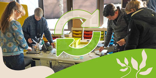 4 Personen stehen um einen Tisch und basteln versunken kleine Teile zusammen. Darauf eine Grafik mit 2 Pfeilen um "Upcycling" zu symbolisieren.