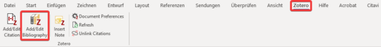 Screenshot von oberem Programmteil aus Word. Im Menüband ist Reiter "Zotero" ausgewählt rot umrandet. Darunter stehen Funktionen des Reiters. Ganz links Piktogramm eines Papierbogens und Bezeichnung "Add/Edit Citation". Nebenstehendes Piktogramm von Büchern und Bezeichnung "Add/Edit Bibliography". Funktion ist rot umrandet.