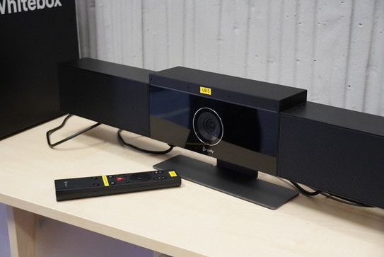 Polycom mit Fernbedienung auf einem Tisch