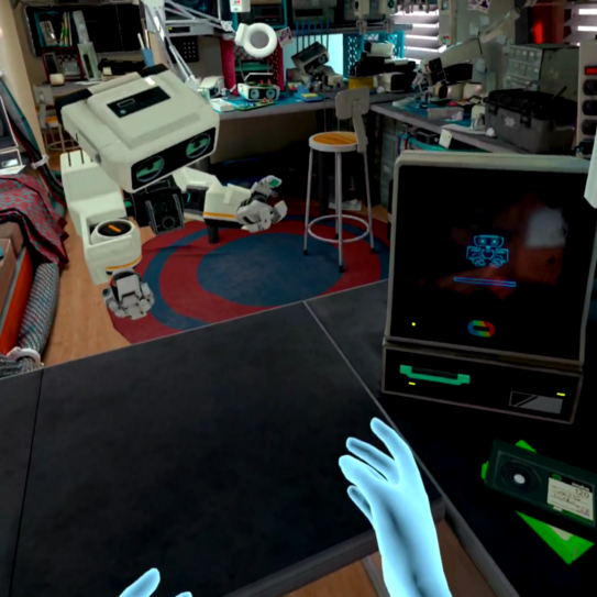 Screenshot aus der Anwendung. Gezeigt ist das Innere einer Art Roboterwerkstatt. Man steht vor einer Theke und ist im Gespräch mit einem sich dahinter befindenden, schwebenden Roboter.