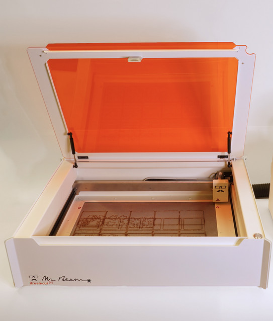 Foto des Lasercutters auf weißem Grund