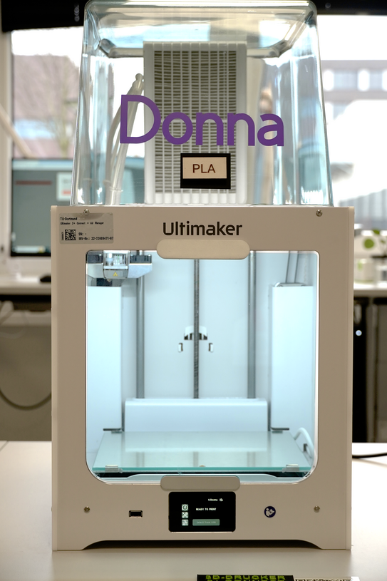 Foto der Frontansicht eines 3D-Druckers. Typ: Ultimaker 2+ connect