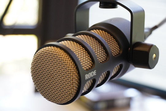 Nahaufnahme des profesionellen Podcast Mikrofons "Rode Podmic"