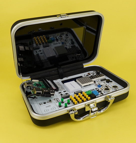 Joy-IT Education Set. Produktaufnahme vom Koffer mit Inhalt