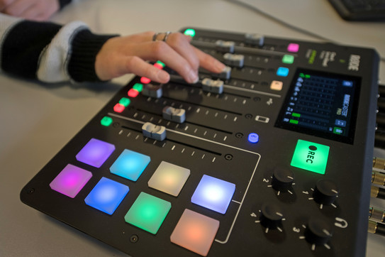Nahaufnahme des Podcast-Steuerungsgerätes "Rodecaster Pro". Darauf einige Knöpfe und mehrere Schieberegler