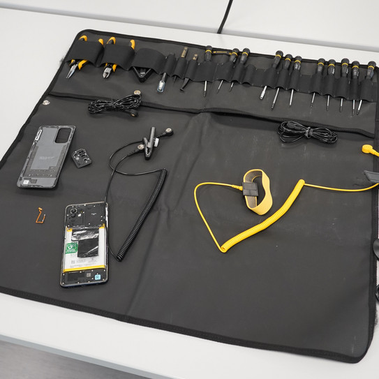 Foto von der Reparatur eines Smartphones am ESD-Arbeitsplatz