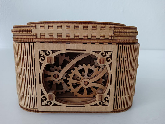Photo of a laser-made wooden box
