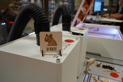 Lasercutter, Rauchabsaugung und ein lasergecutteter Untersetzer mit Hundemotiv