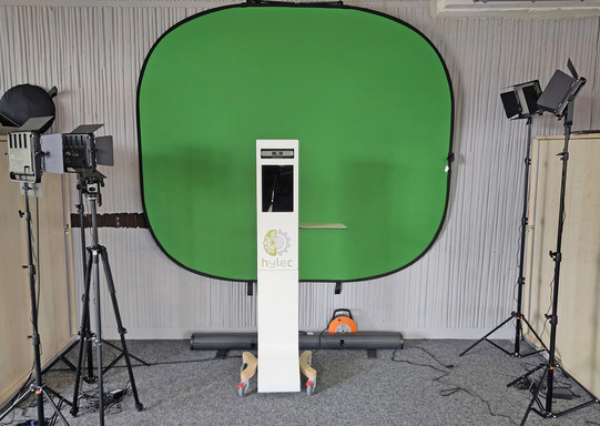 Frontansicht der Rapidmooc Videostation inklusive Videolichtern auf Stativen und Greenscreen