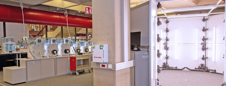 Foto des HyLeC-Raumes. Rechts der Körperscanner, links die Rückseiten der 3D-Drucker.