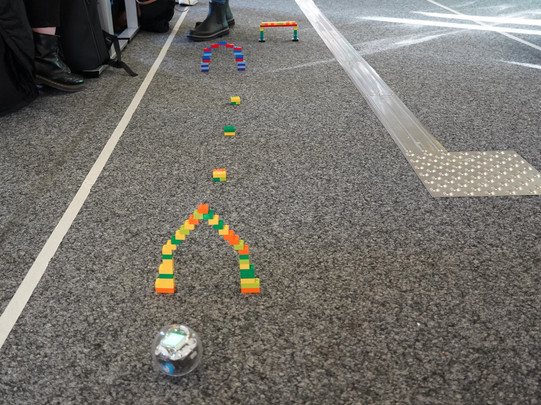 Foto von einem Parkour aus Legobausteinen, welcher mit dem SpheroBolt-Roboterball absolviert wird