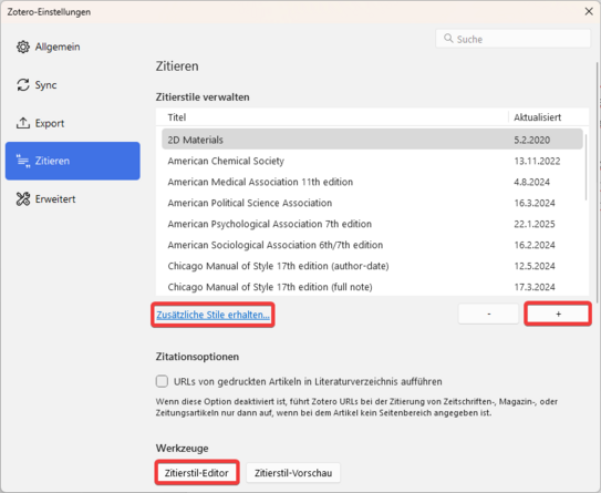 Screenshot von Zotero-Einstellungsfenster. In linker Spalte Reiter "Zitieren" blau hinterlegt, da ausgewählt. Mittig steht Überschrift "Zitieren" mit darunter aufgelisteten Zitierstilen. Darunter steht Funktion "Zusätzliche Stile erhalten", ist rot umrandet. Daneben Zwei Buttons mit + und -, + ist rot umrandet. Am unteren Screenshot-Rand in der Mitte Button "Zitierstil-Editor" ebenfalls rot umrandet.
